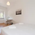 Houze Four Bedroom Near Zoo Apartment